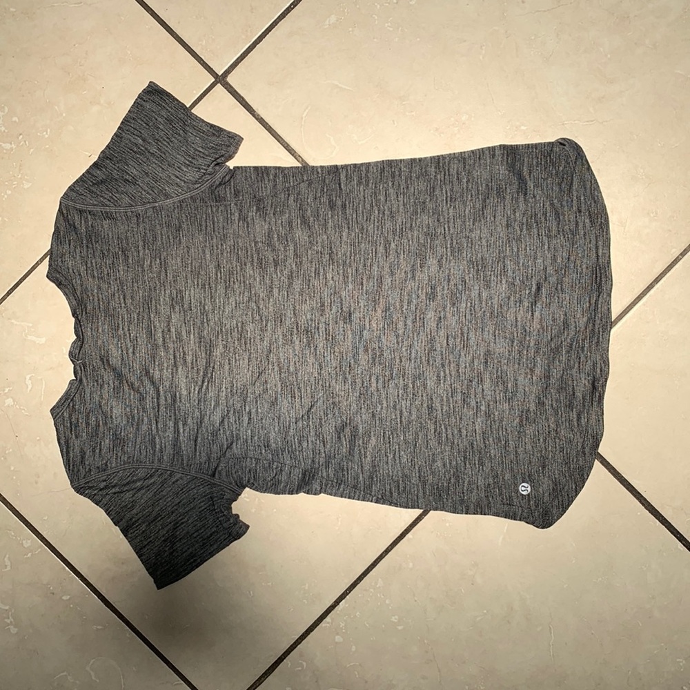 Women’s Lululemon shirt
